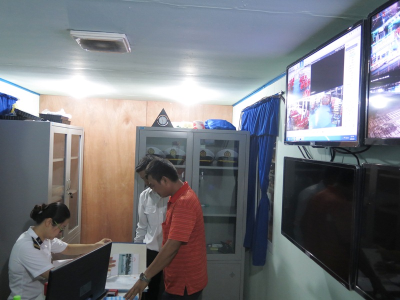 màn hình theo dõi hành trình của các tàu du lịch từ camera trên các tàu tại Cảng vụ Đà Nẵng