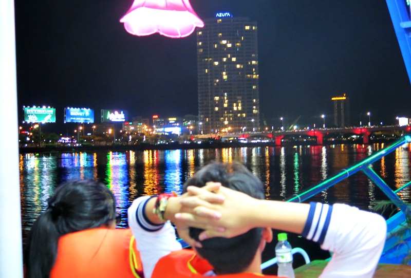 Đà Nẵng về đêm nhìn từ tàu du lịch trên sông Hàn