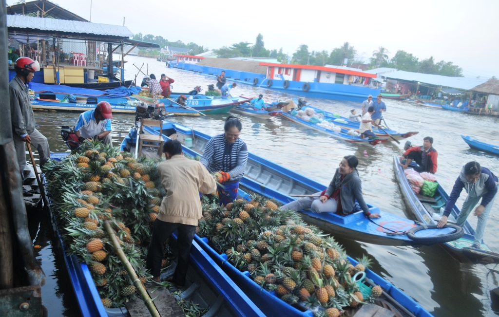 Chợ nổi Vĩnh Thuận được hình thành cách nay hơn 15 năm. Chợ hoạt động gần như suốt ngày, nhưng đông nhất là từ 15 - 17 giờ chiều và 4 -6 giờ sáng.