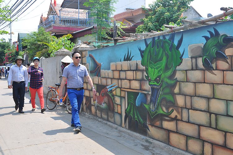 Con đường bích họa dẫn vào làng chài Cảnh Dương hấp dẫn du khách