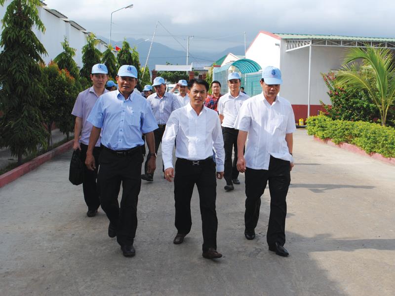 Lãnh đạo Bộ NN&PTNNT và tỉnh Bình Thuận thăm trại nuôi tôm giồng công nghệ cao của Công ty TNHH Đầu tư thủy sản Nam Miền Trung.