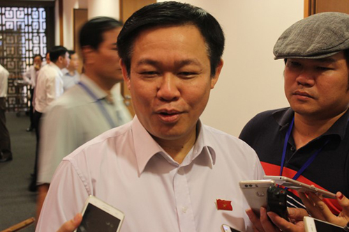 Phó thủ tướng Vương Đình Huệ trả lời báo chí ngày 22/10. Ảnh: TT.